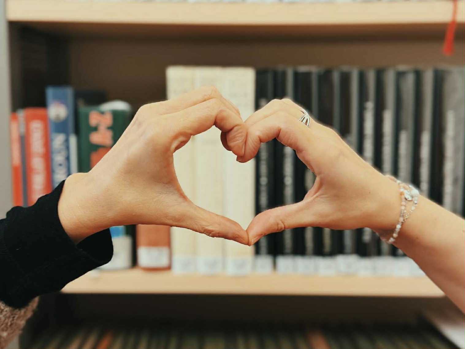 mezinárodní den dobrovolnictví_knihovna Jihlava_srdce ze dvou rukou